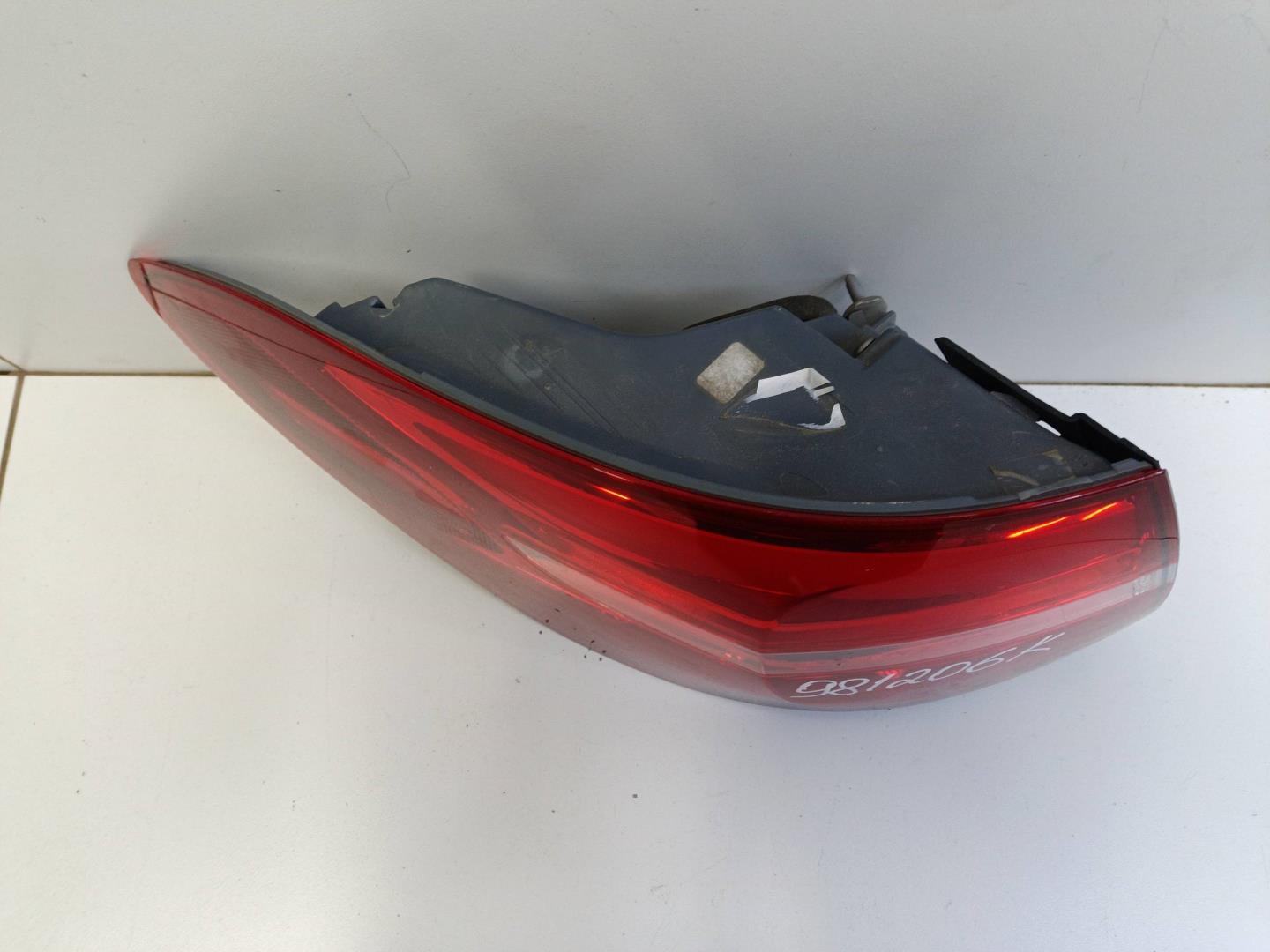 Фонарь задний наружный левый