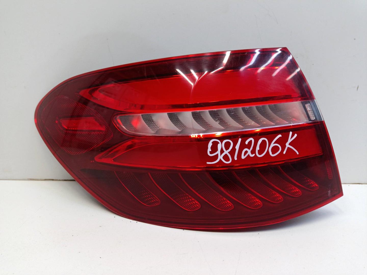 Фонарь задний наружный левый