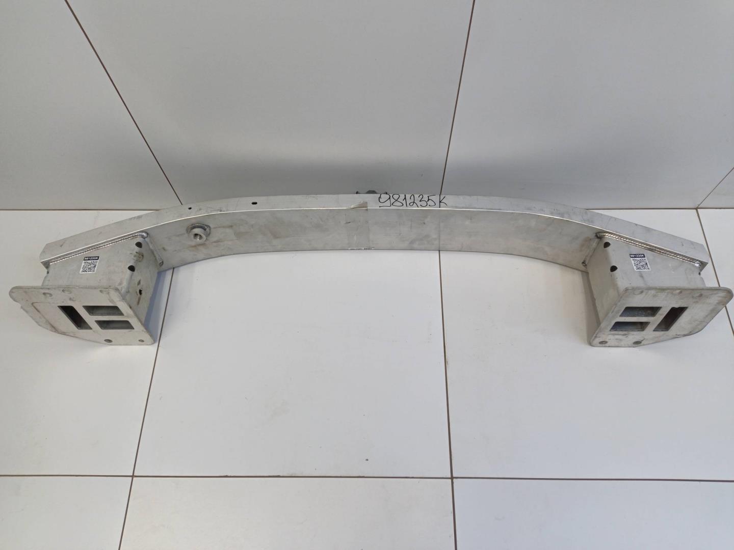 Усилитель переднего бампера