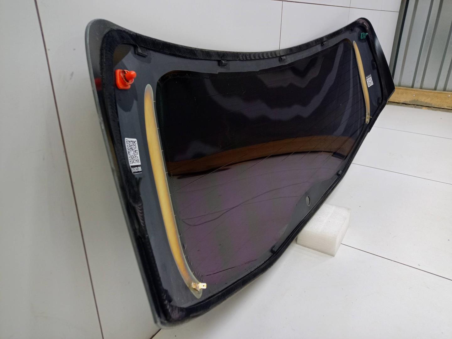 Стекло двери багажника