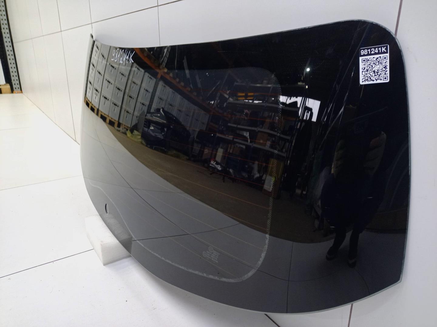 Стекло двери багажника