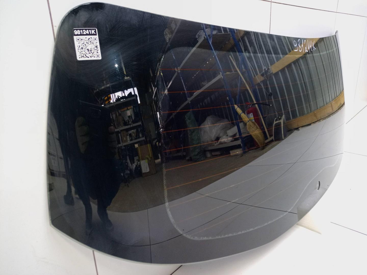 Стекло двери багажника