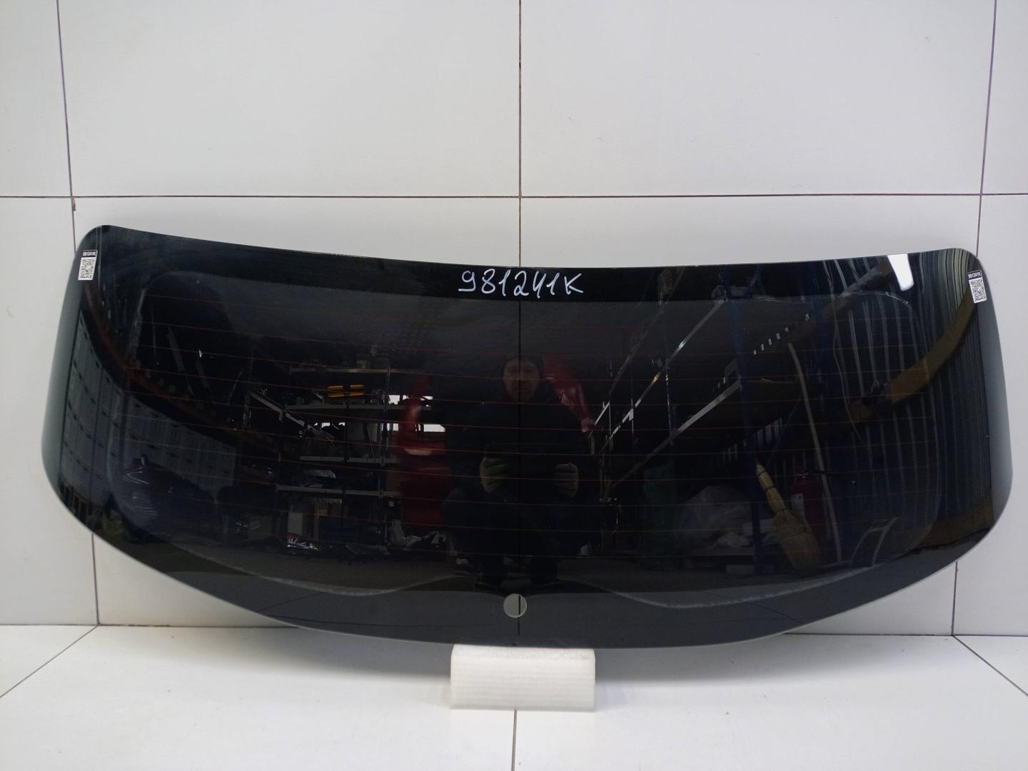 Стекло двери багажника