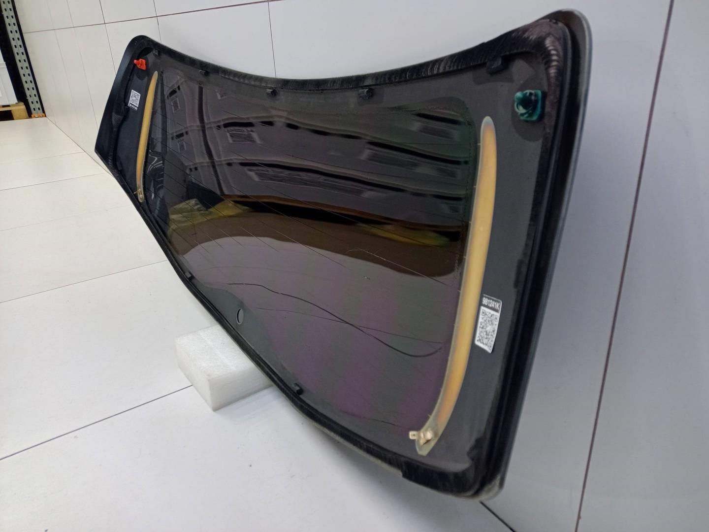 Стекло двери багажника