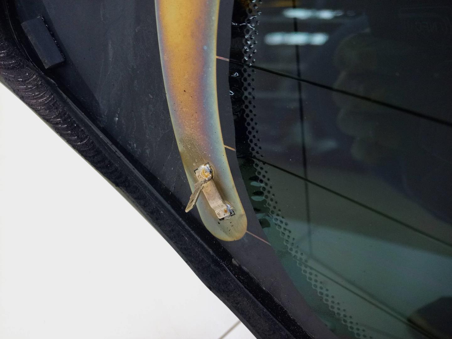 Стекло двери багажника