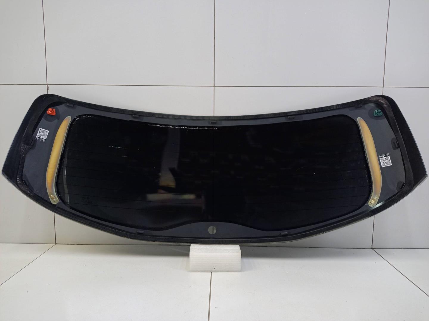 Стекло двери багажника