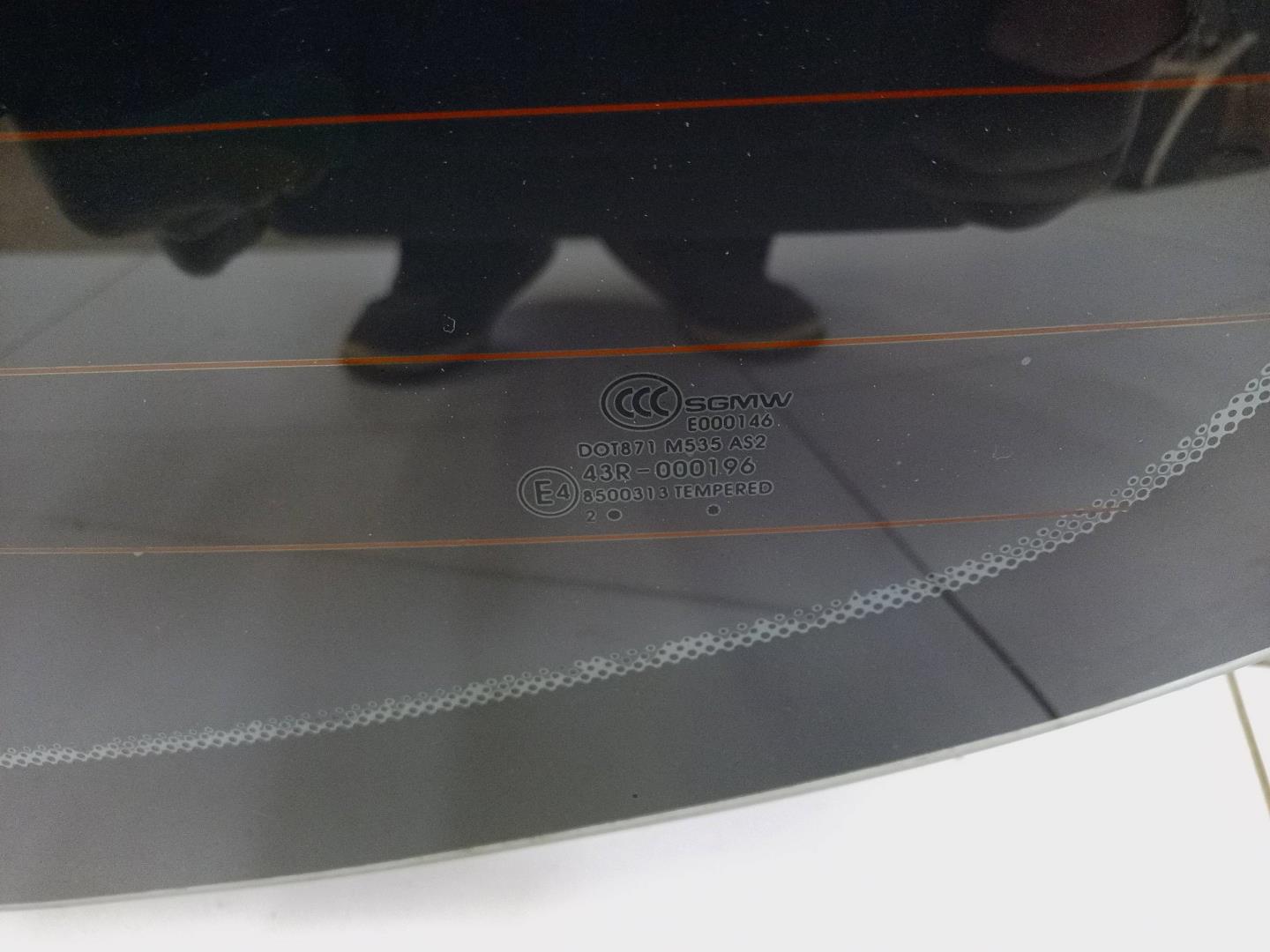 Стекло двери багажника