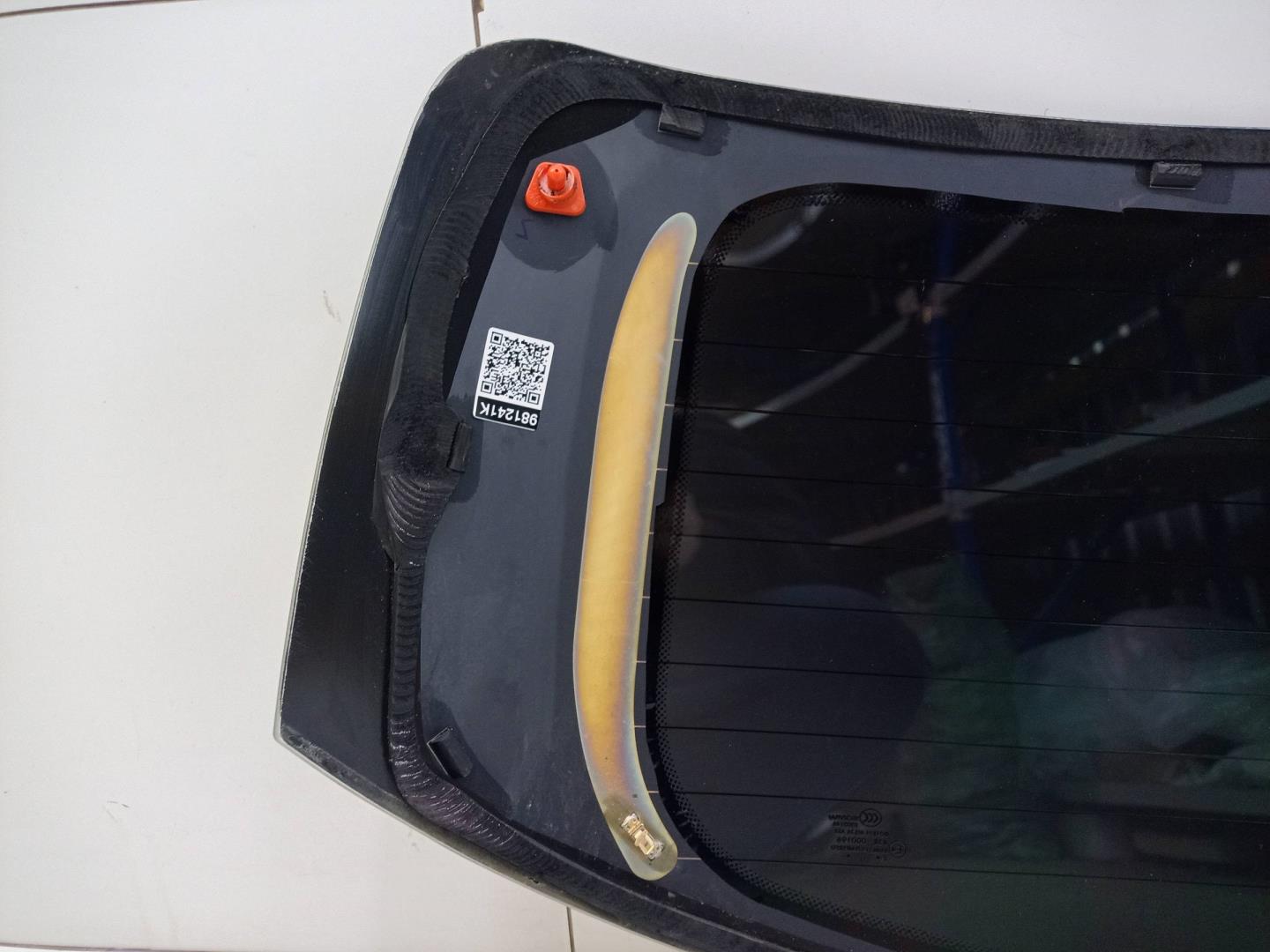 Стекло двери багажника