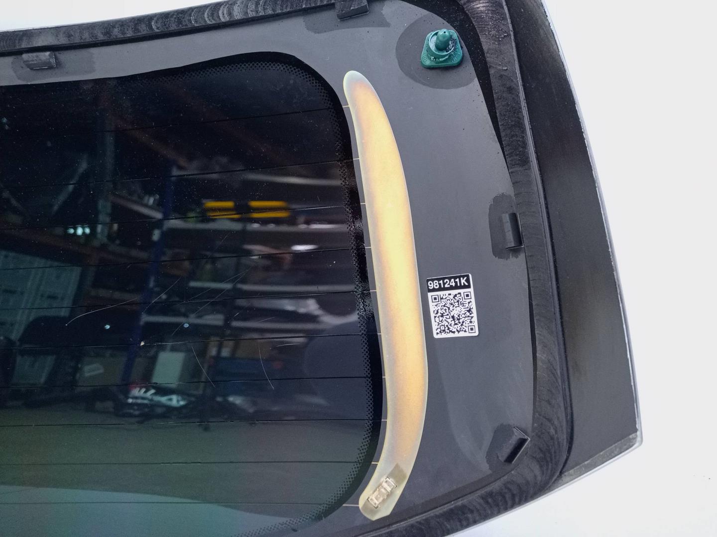 Стекло двери багажника