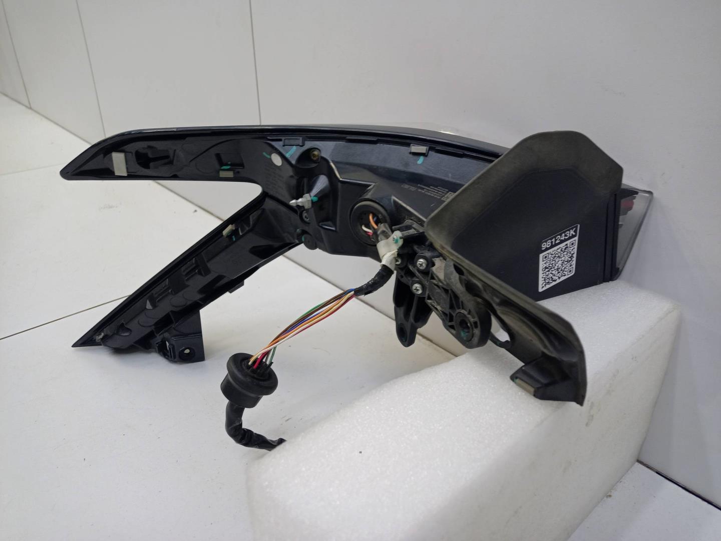 Фонарь задний наружный правый