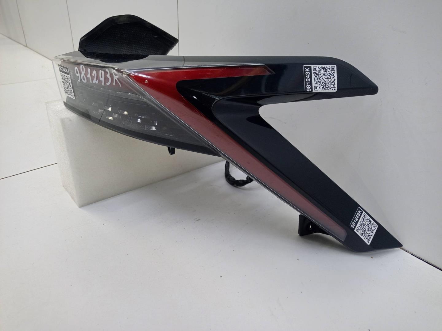 Фонарь задний наружный правый