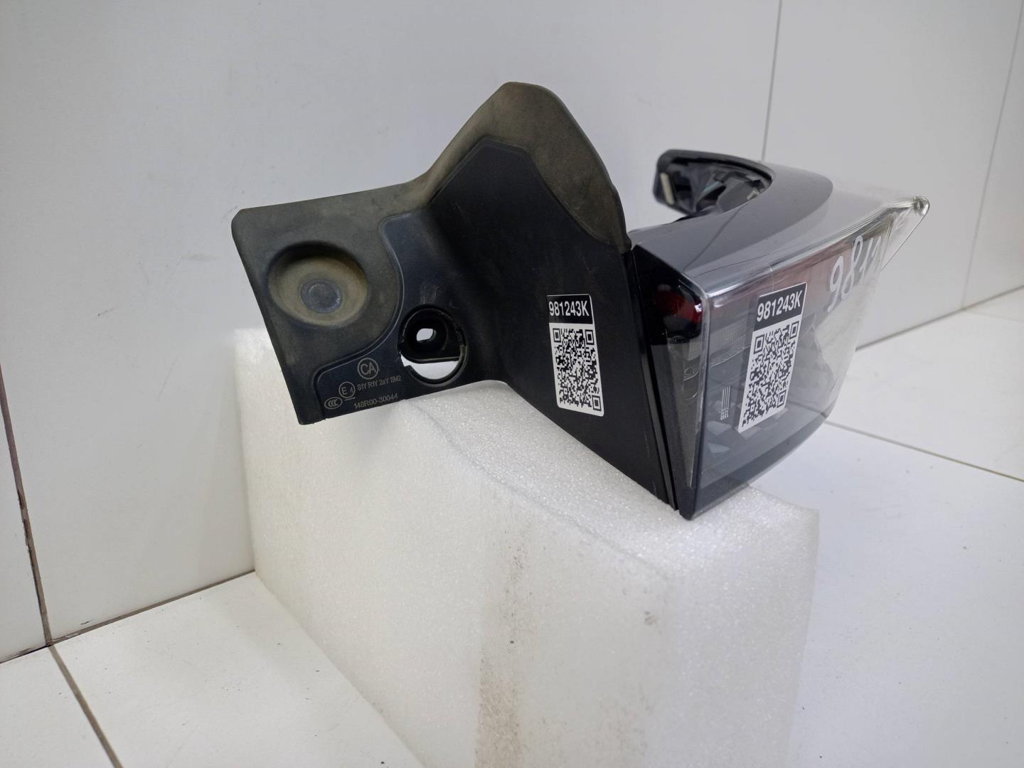 Фонарь задний наружный правый