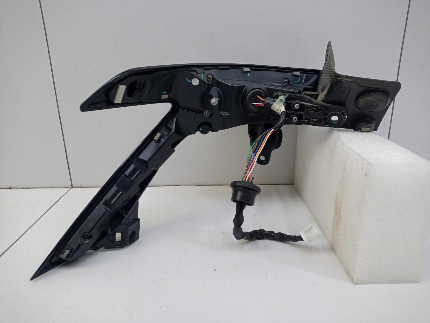 Фонарь задний наружный правый