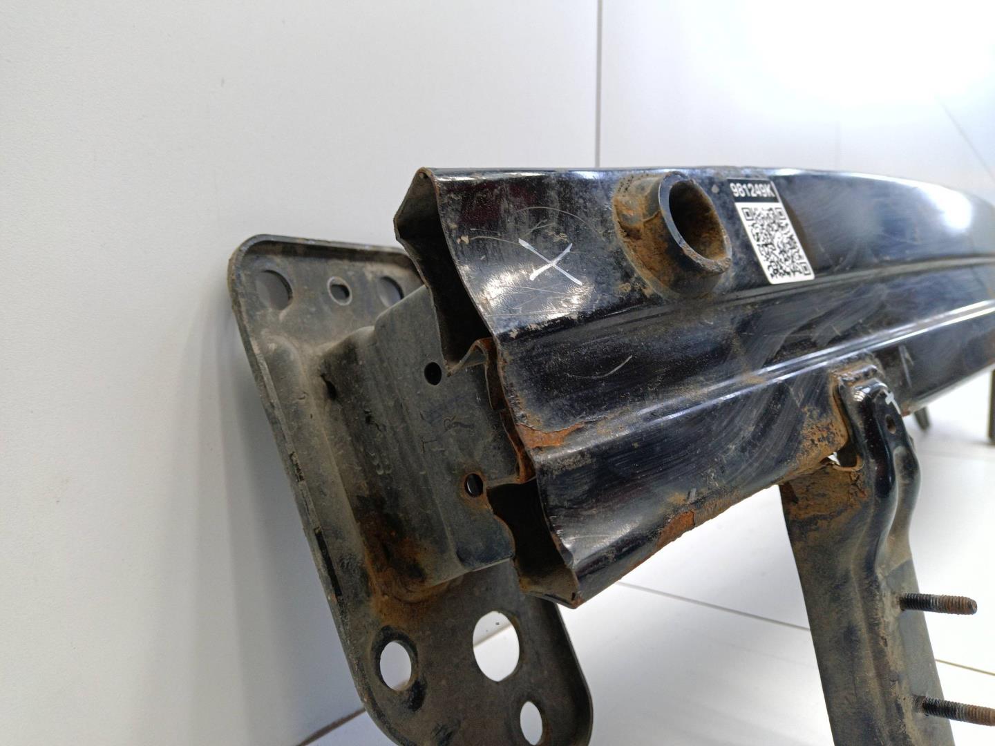 Усилитель переднего бампера