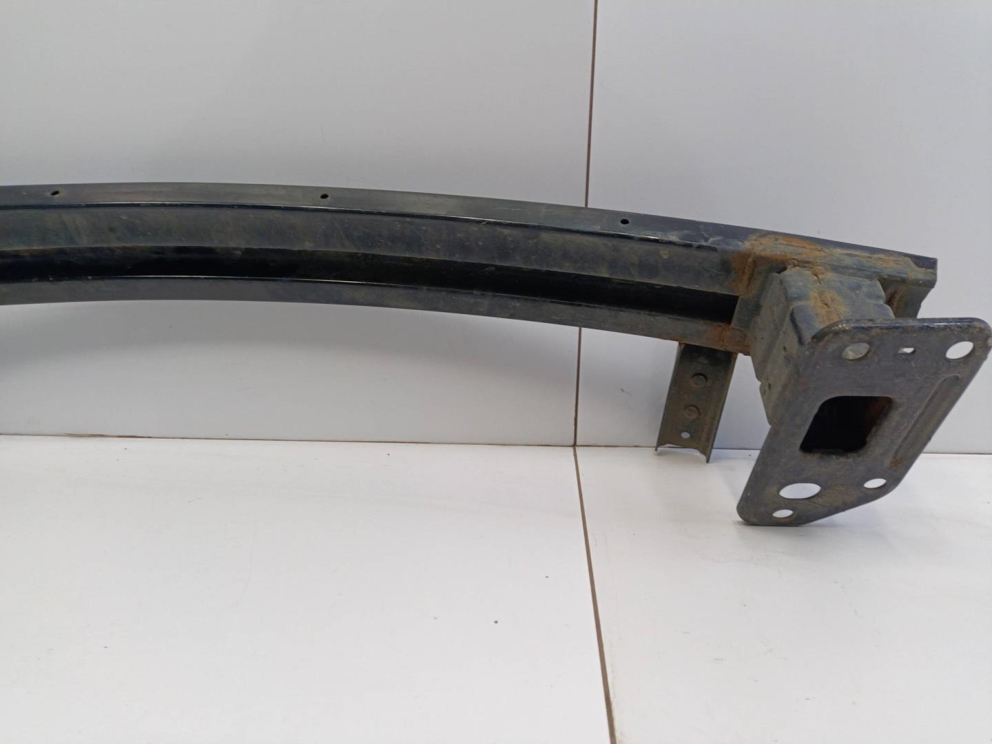 Усилитель переднего бампера