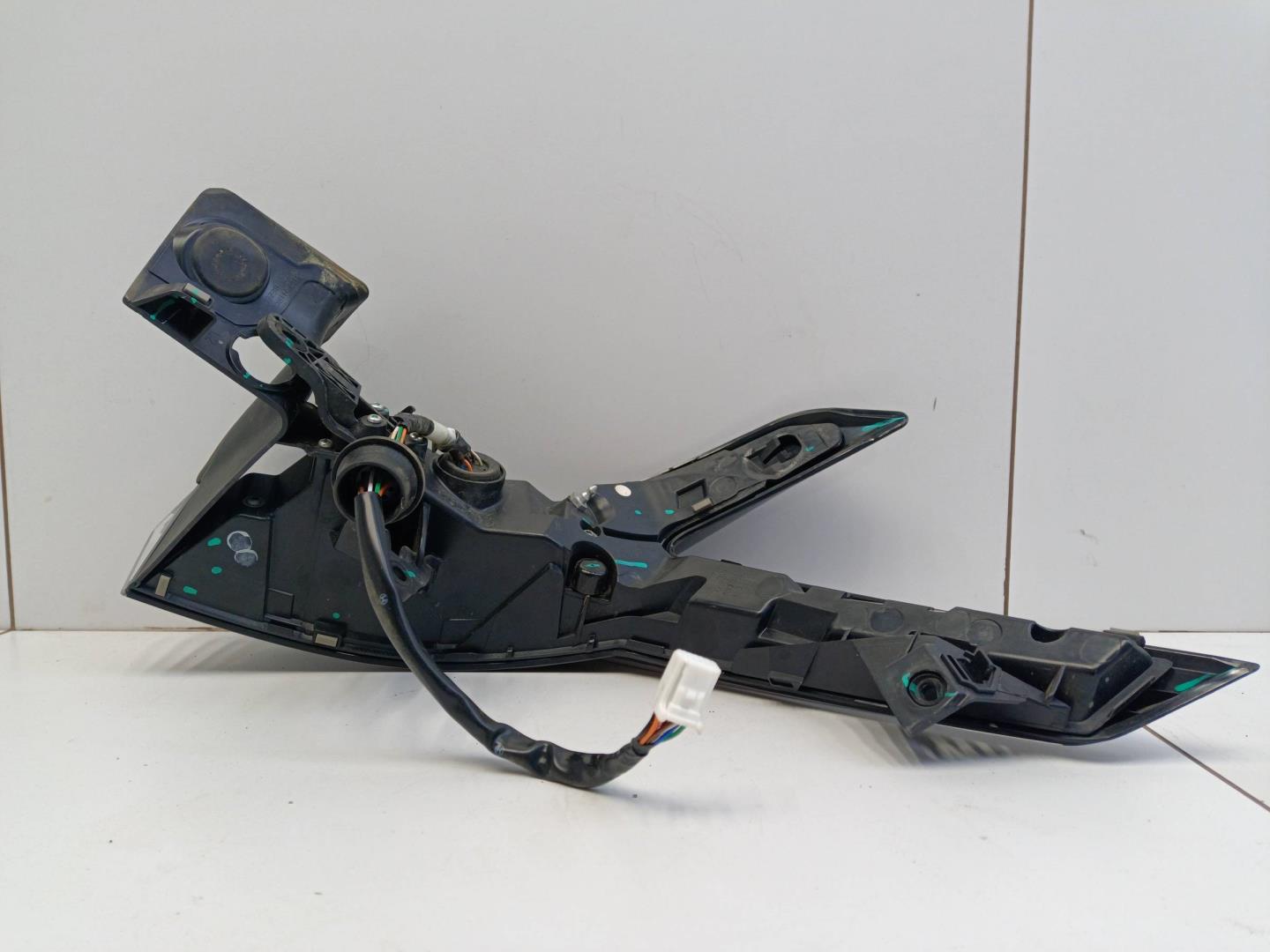 Фонарь задний наружный левый