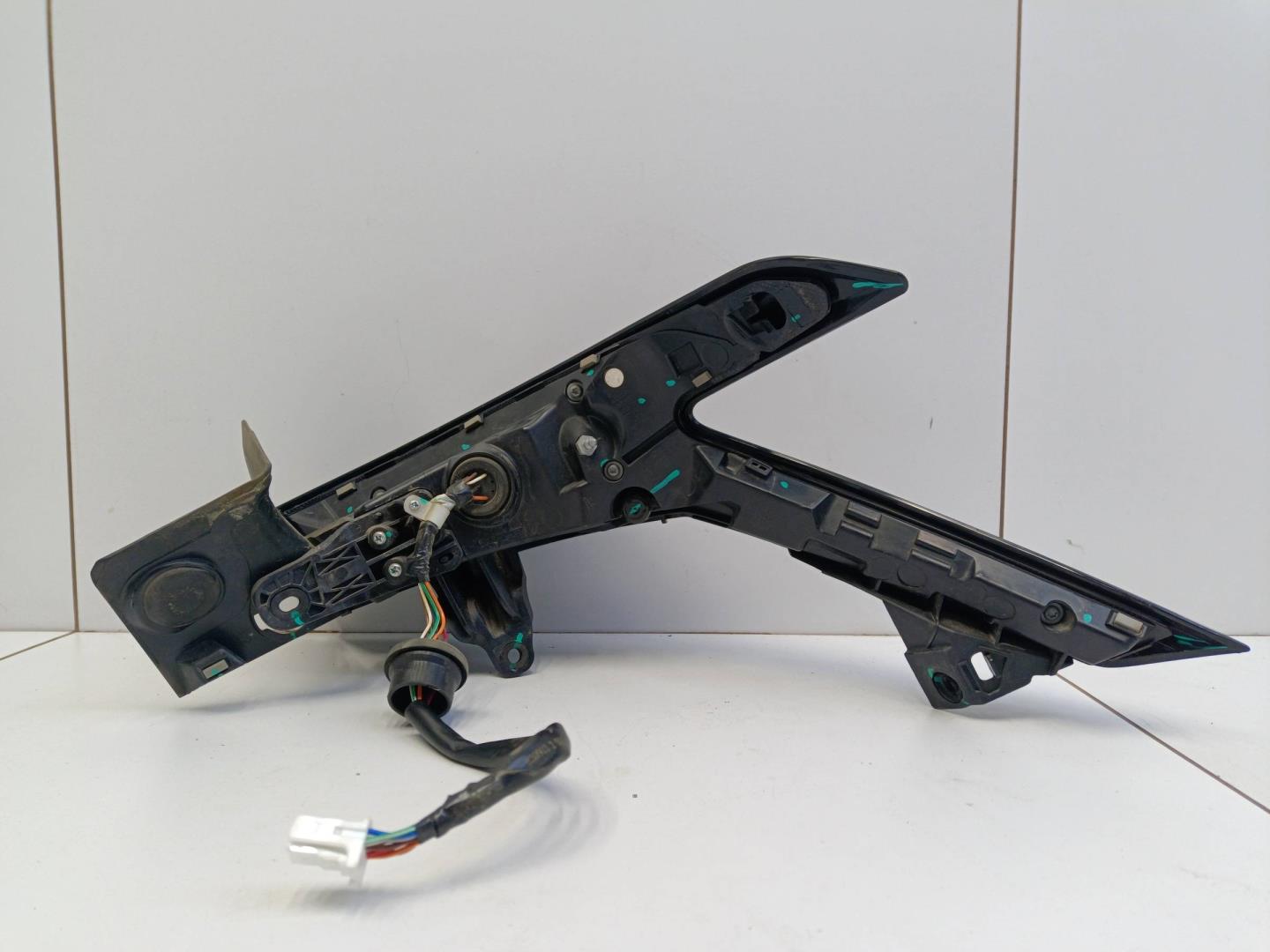 Фонарь задний наружный левый