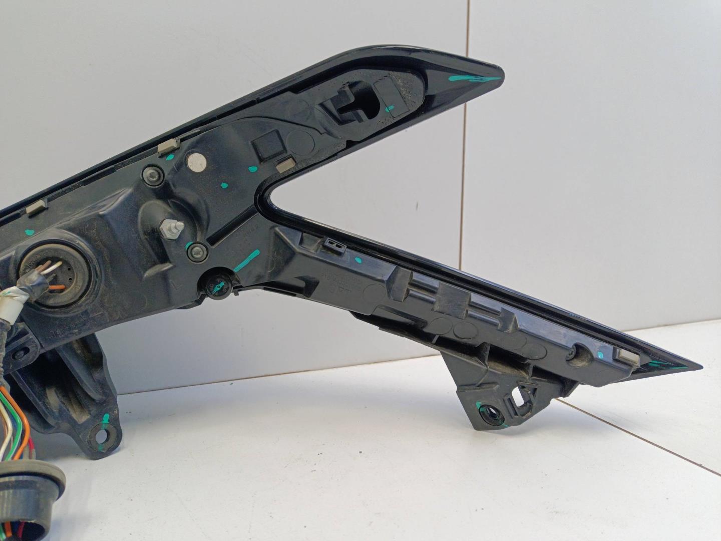 Фонарь задний наружный левый