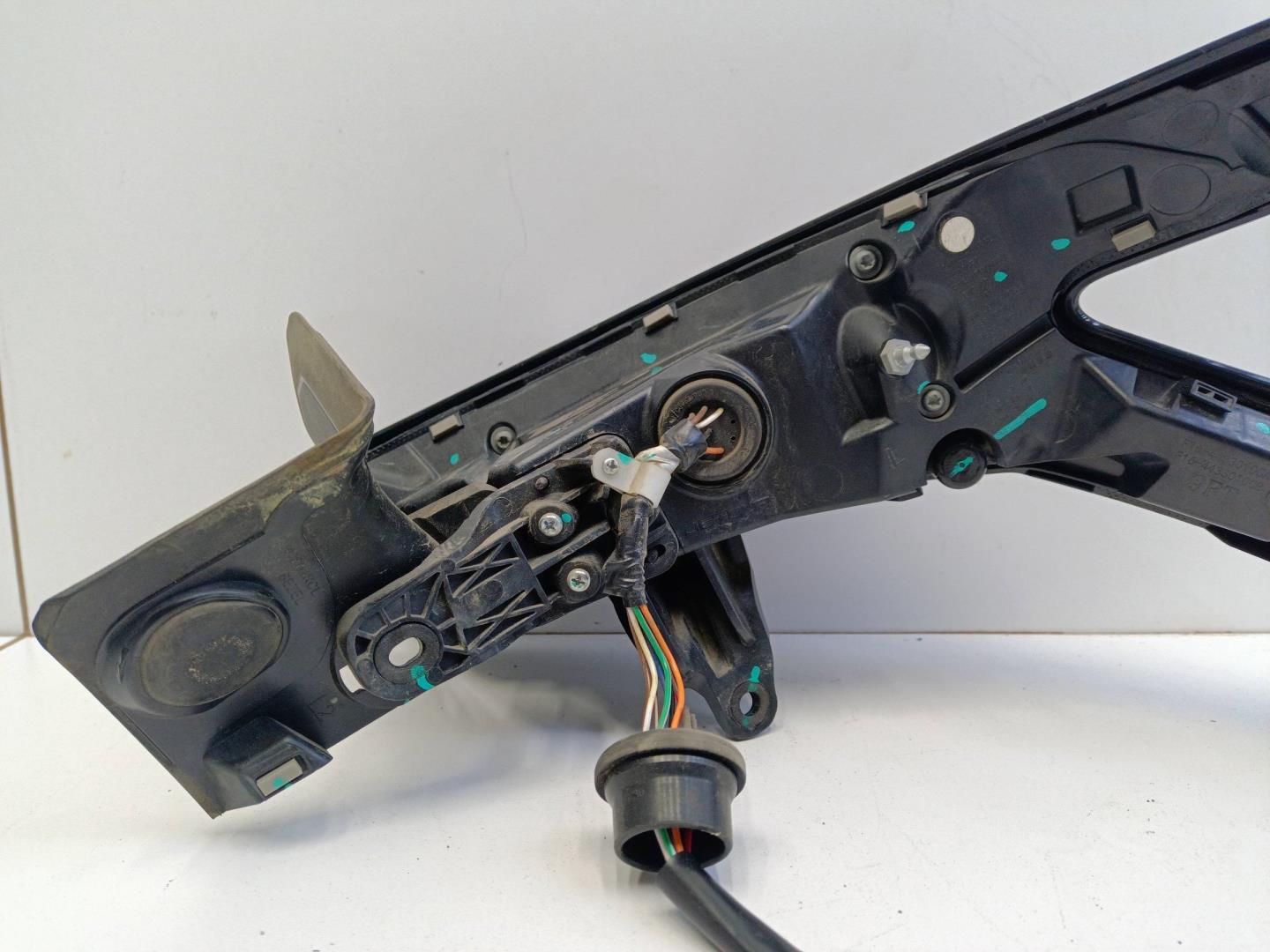 Фонарь задний наружный левый