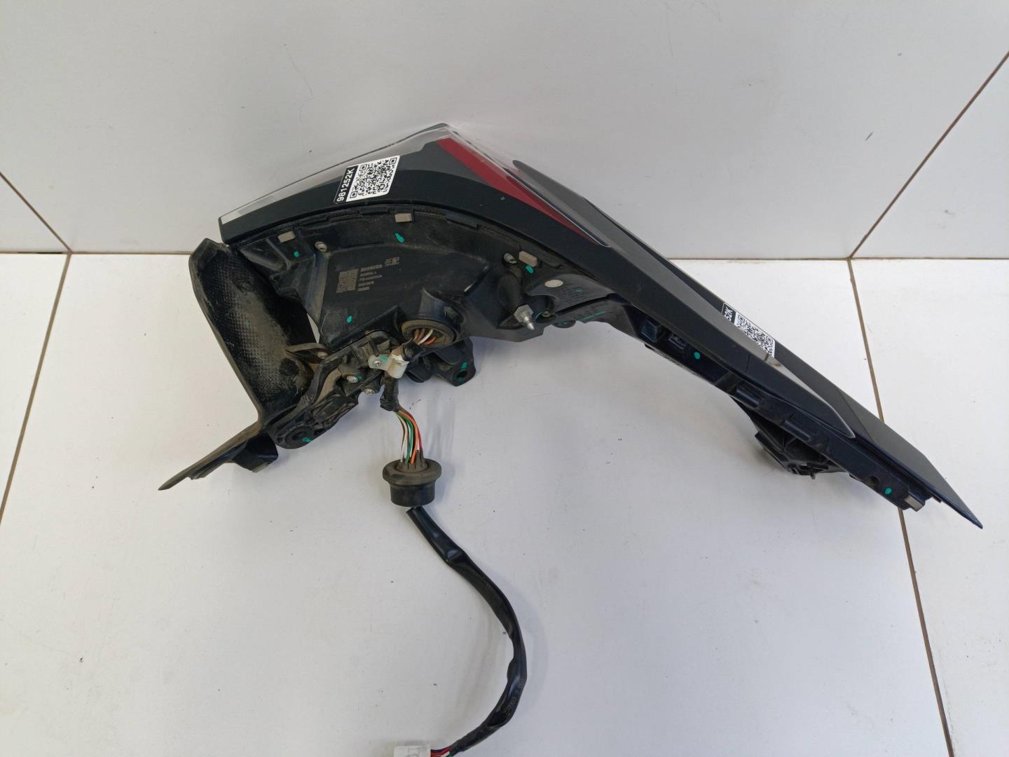 Фонарь задний наружный левый