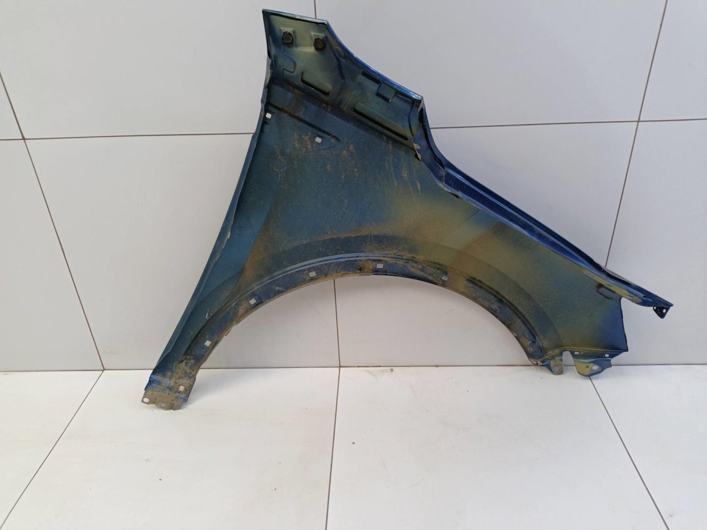 Крыло переднее левое