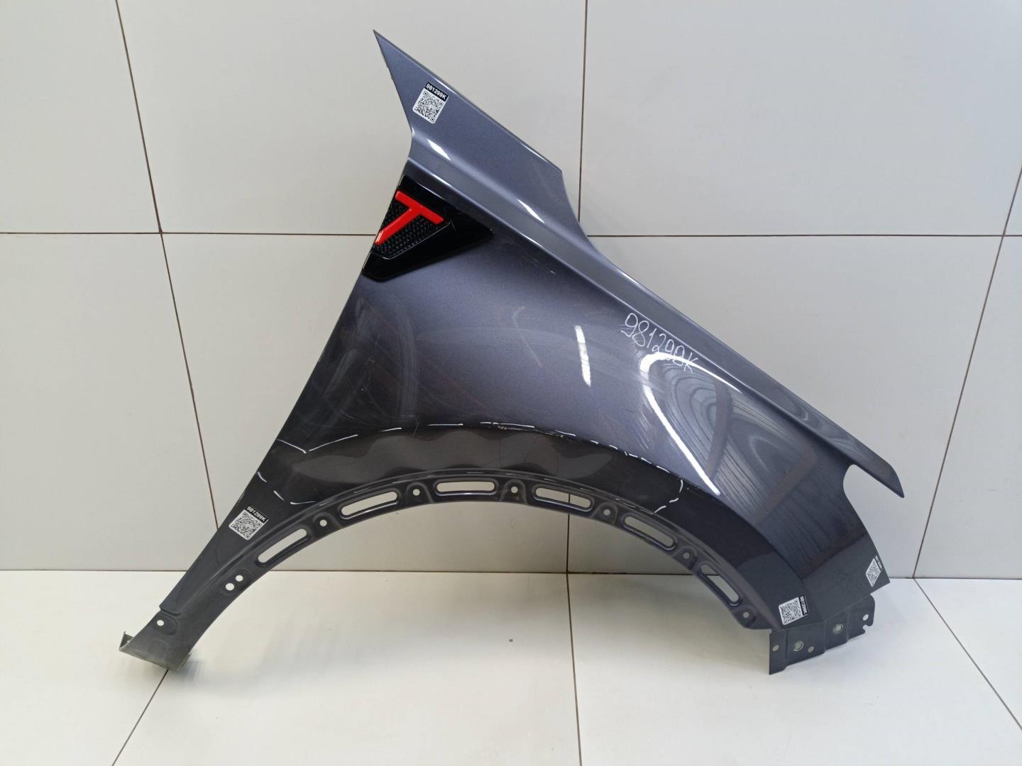 Крыло переднее правое