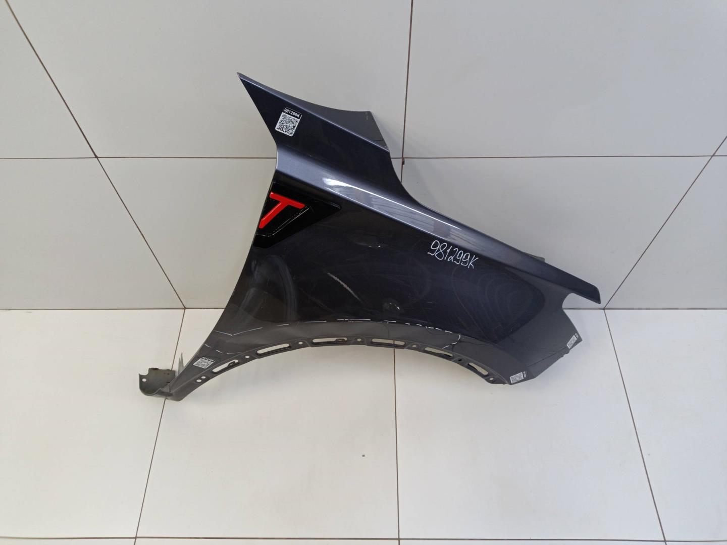 Крыло переднее правое