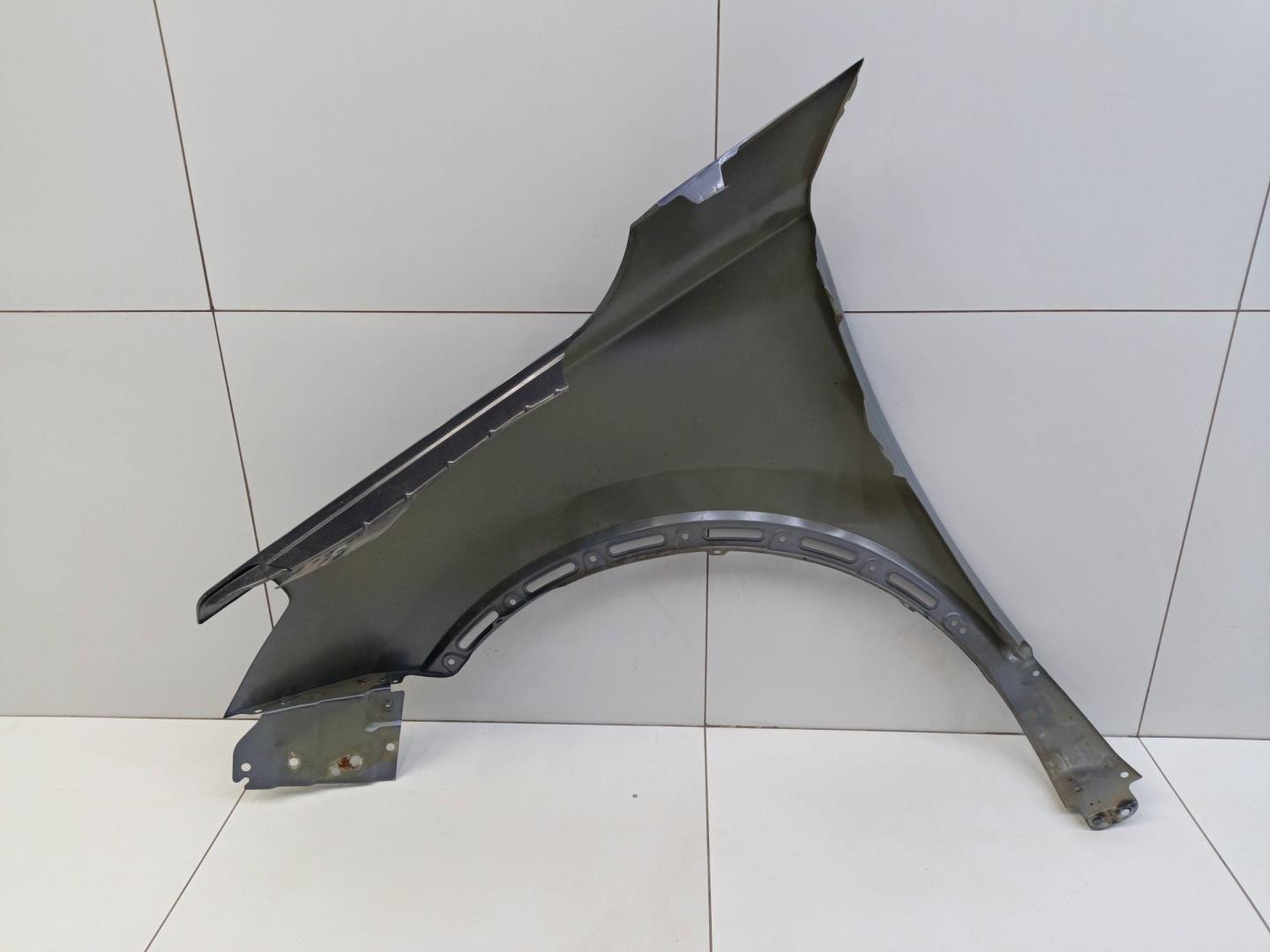 Крыло переднее правое