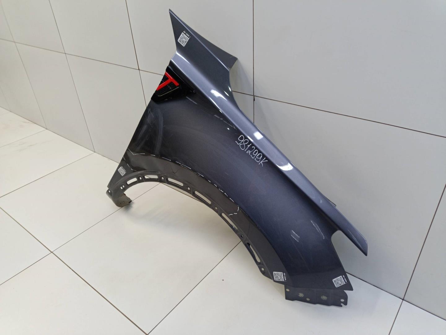 Крыло переднее правое