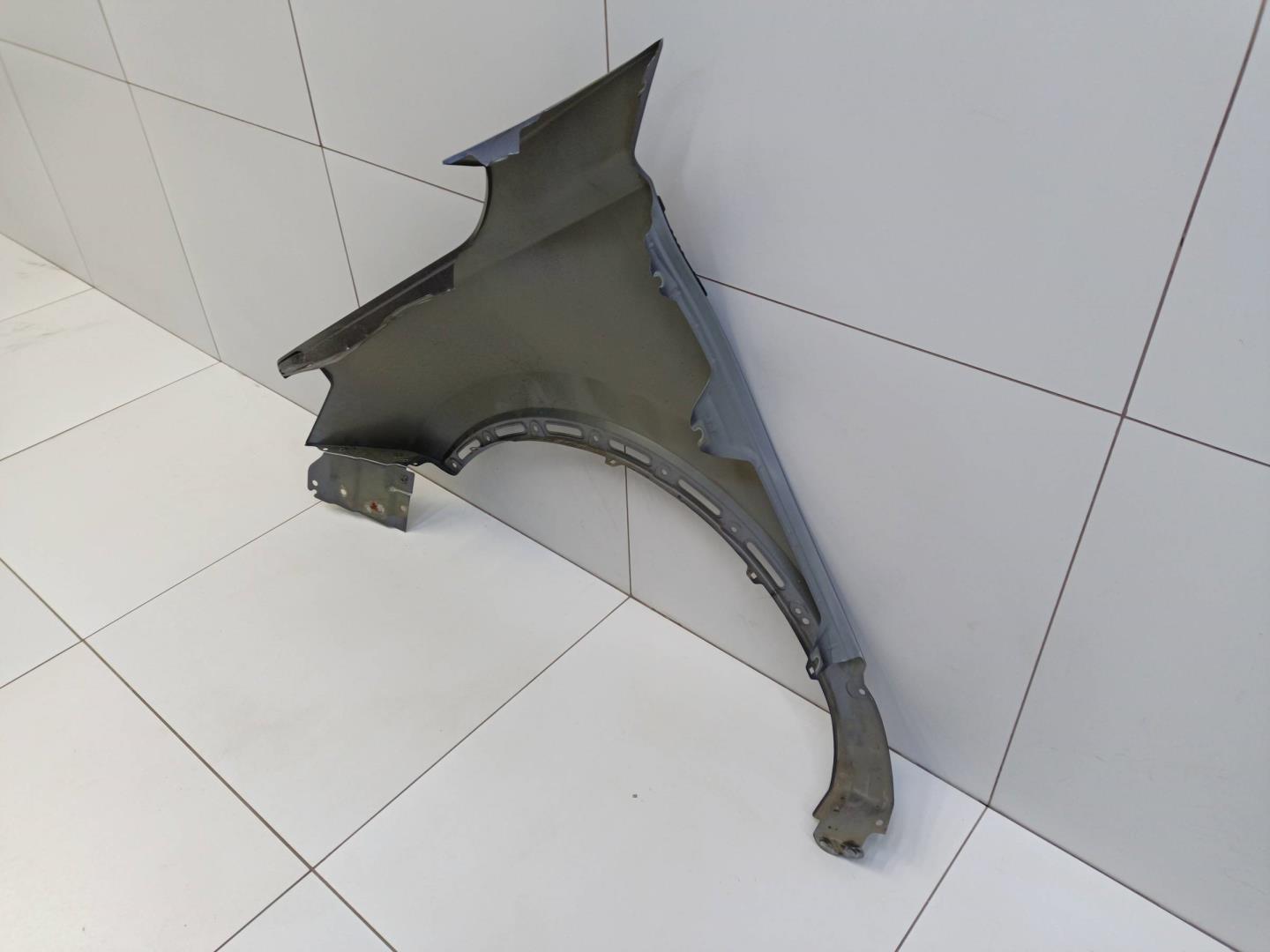 Крыло переднее правое