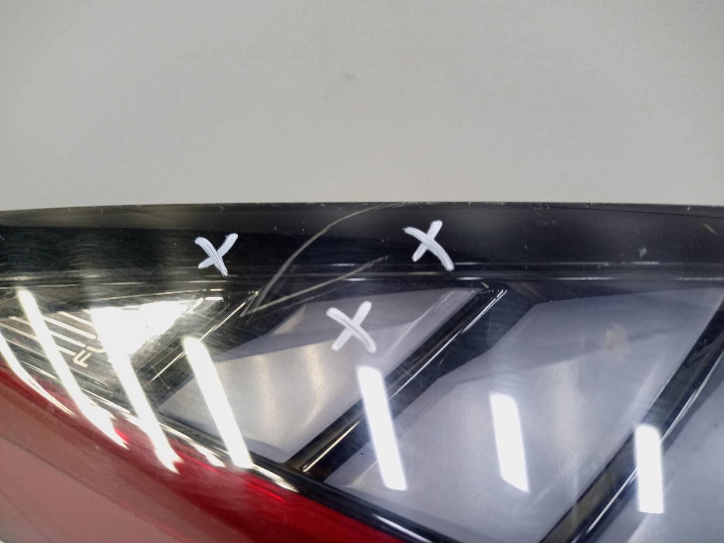 Фонарь задний наружный левый