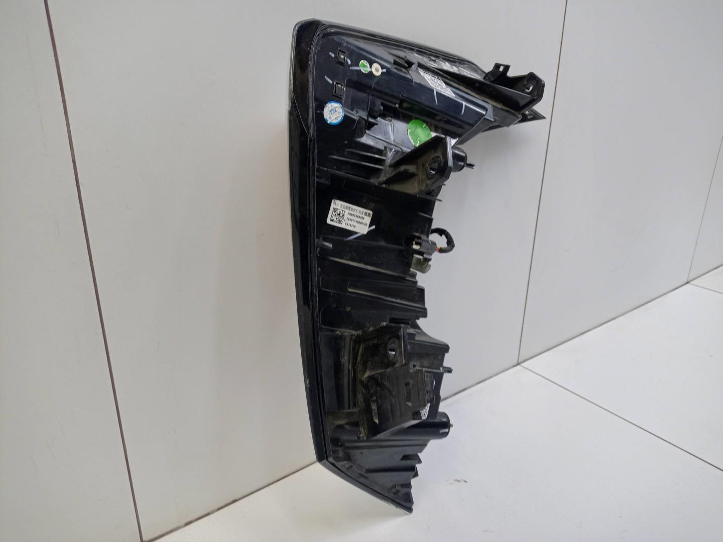 Фонарь задний наружный левый