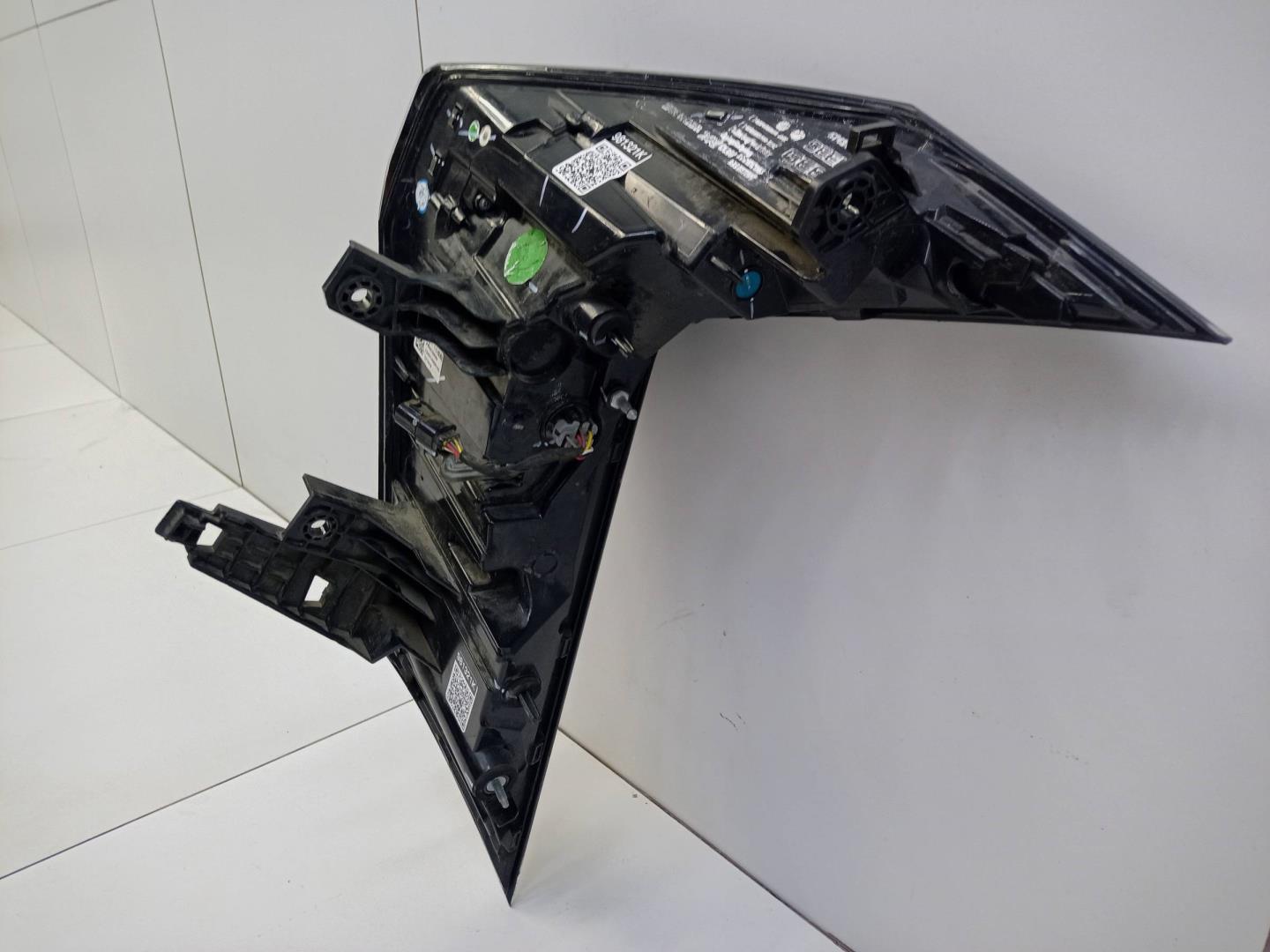 Фонарь задний наружный левый