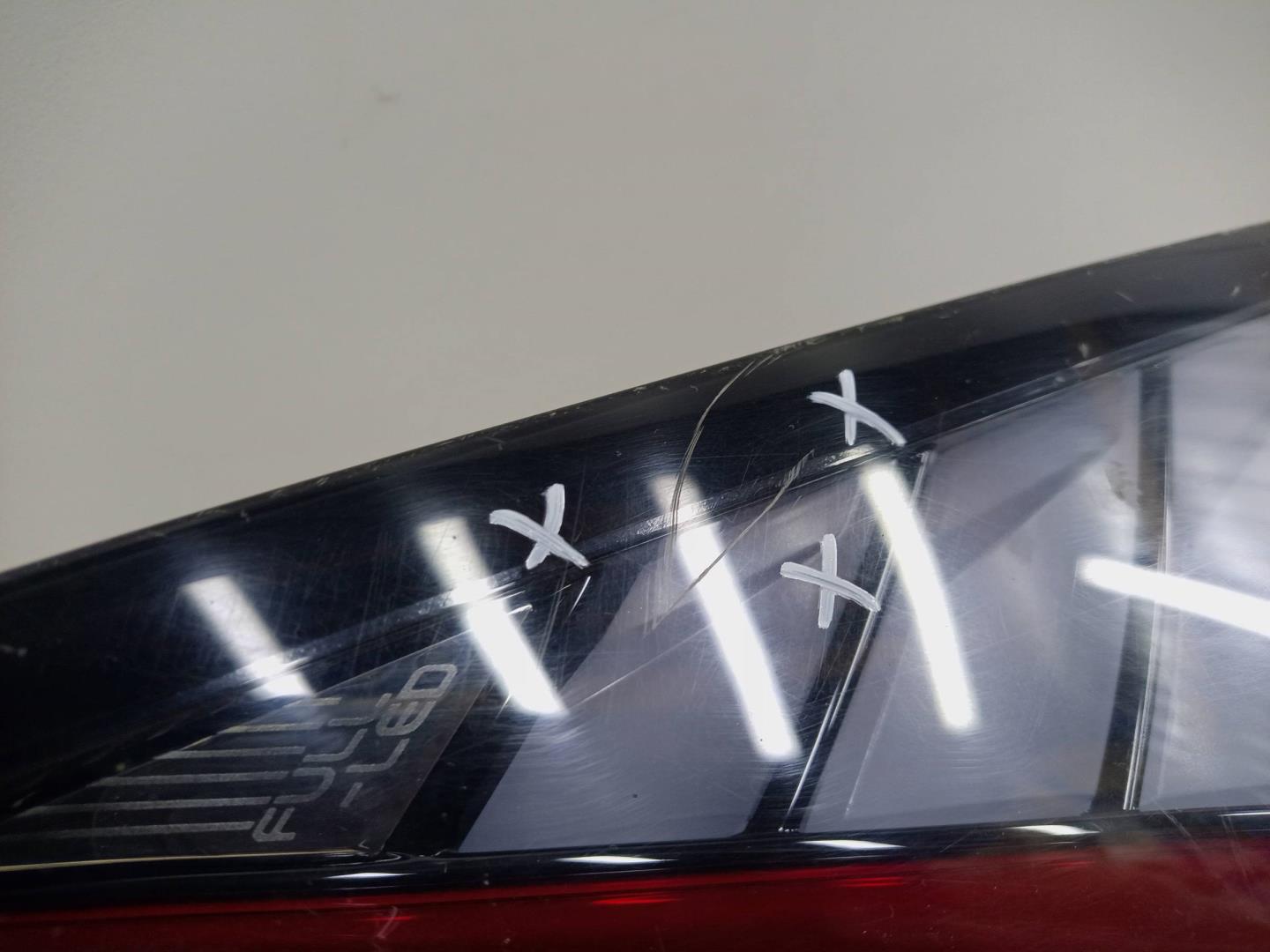 Фонарь задний наружный левый