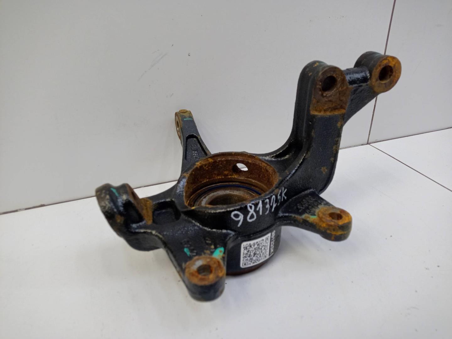 Кулак поворотный передний левый