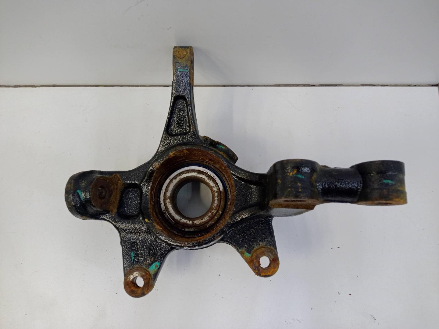 Кулак поворотный передний левый