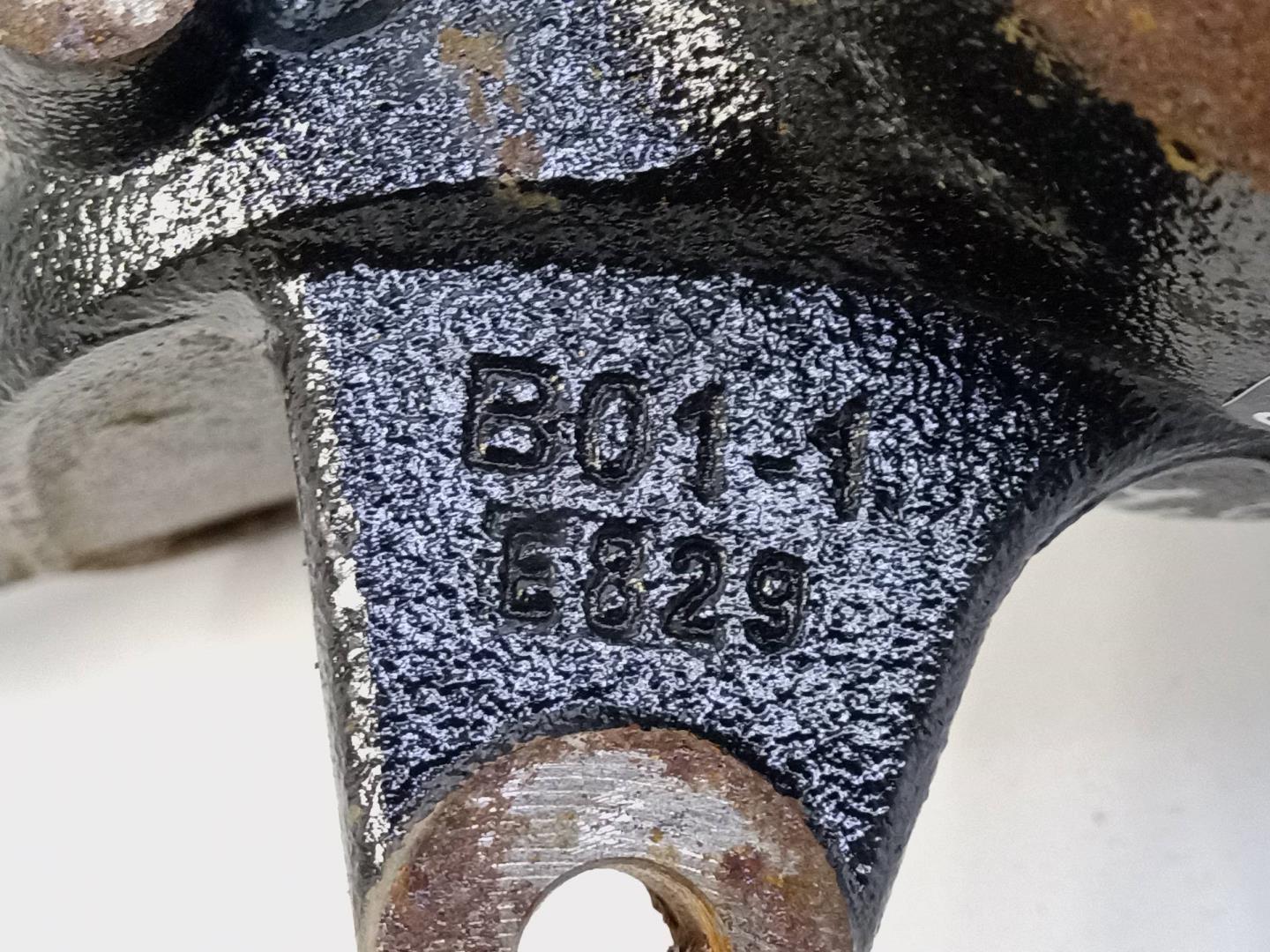 Кулак поворотный передний левый