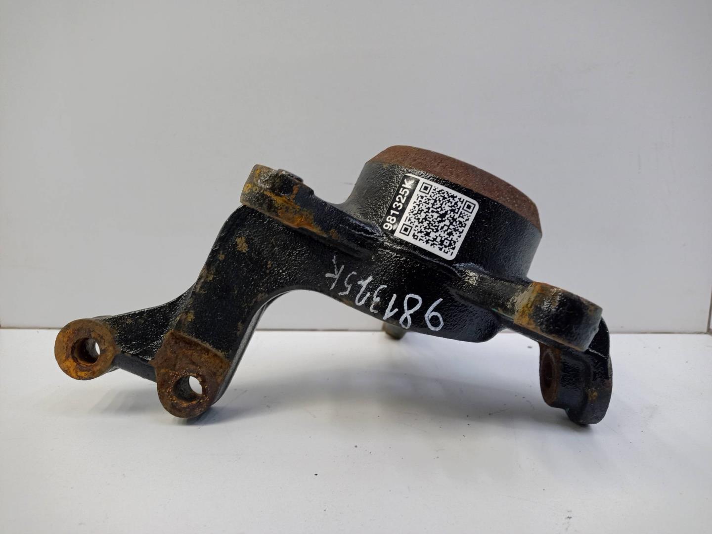 Кулак поворотный передний левый