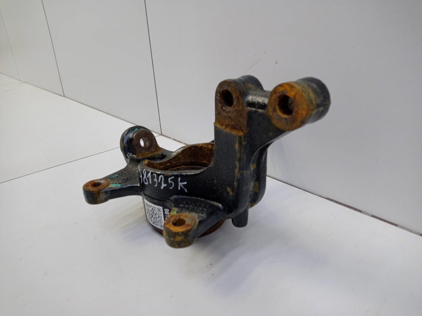 Кулак поворотный передний левый