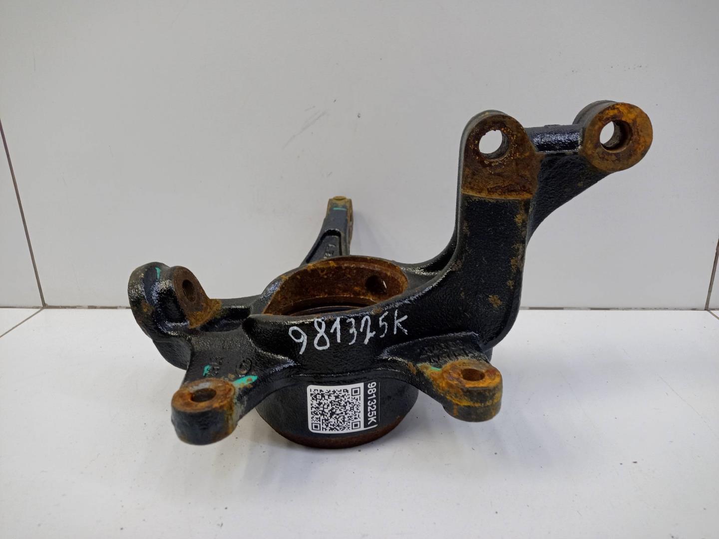 Кулак поворотный передний левый