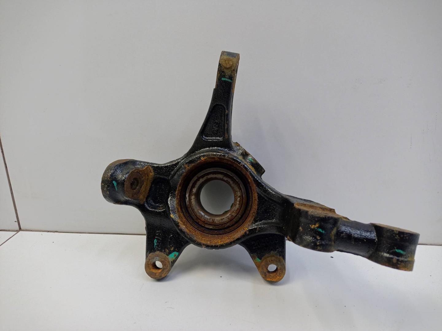 Кулак поворотный передний левый