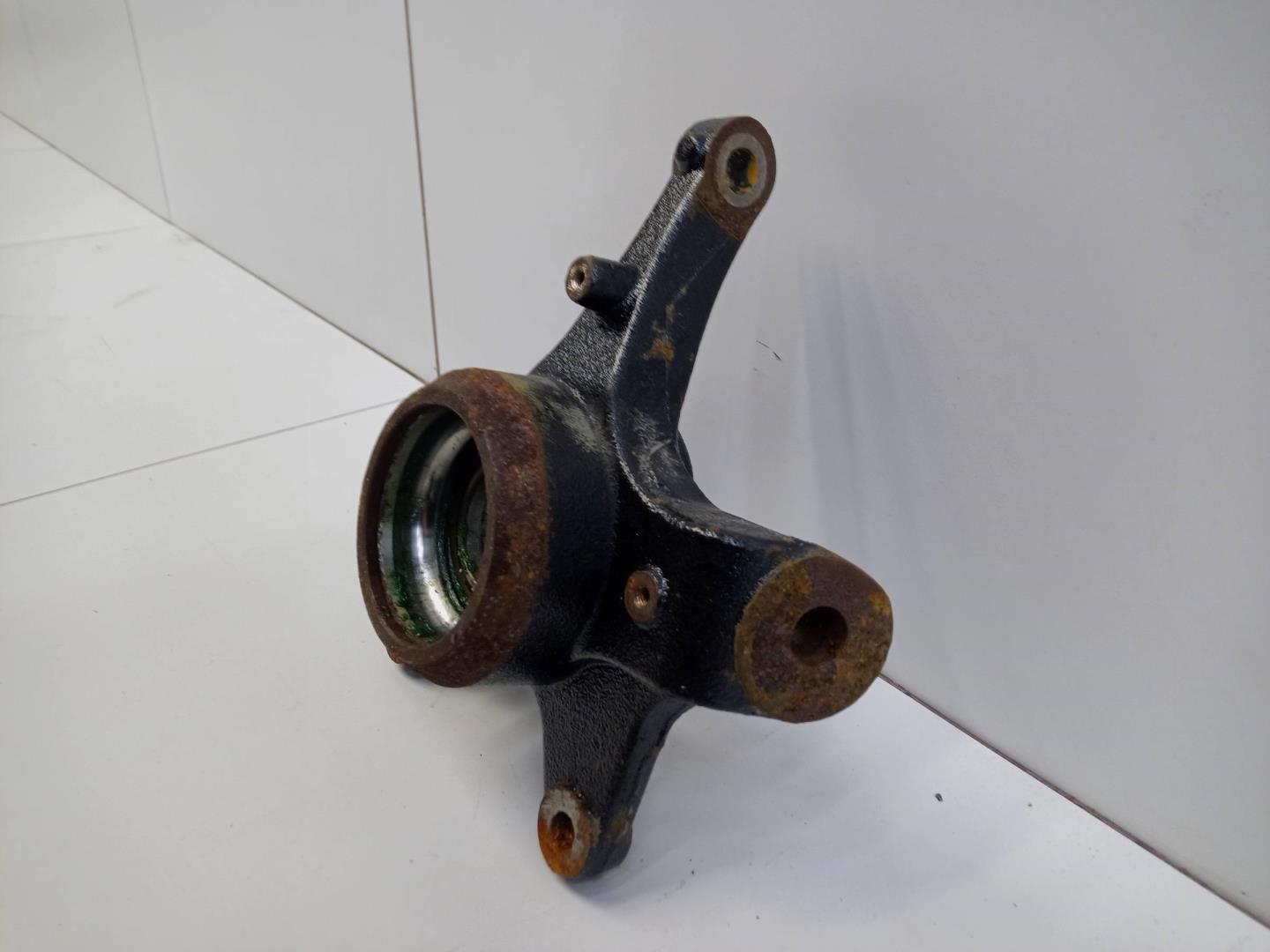 Кулак поворотный передний левый