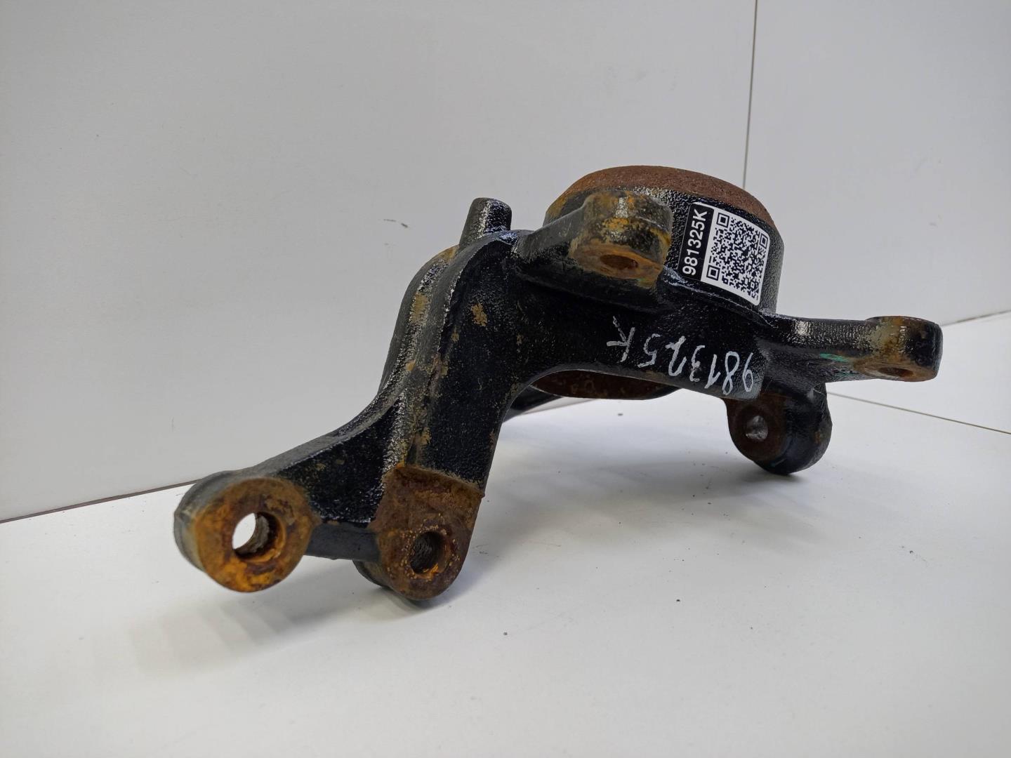 Кулак поворотный передний левый