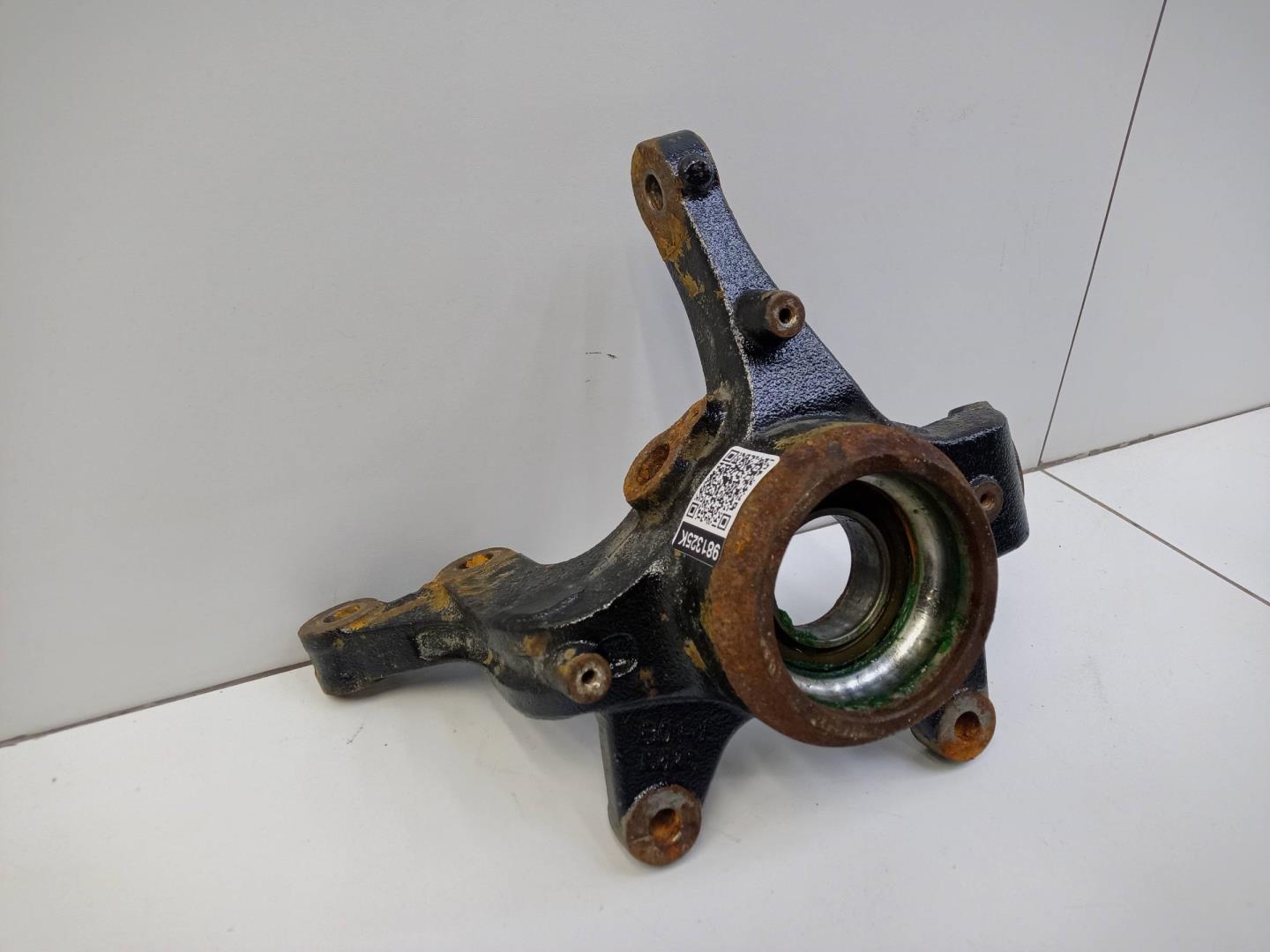 Кулак поворотный передний левый