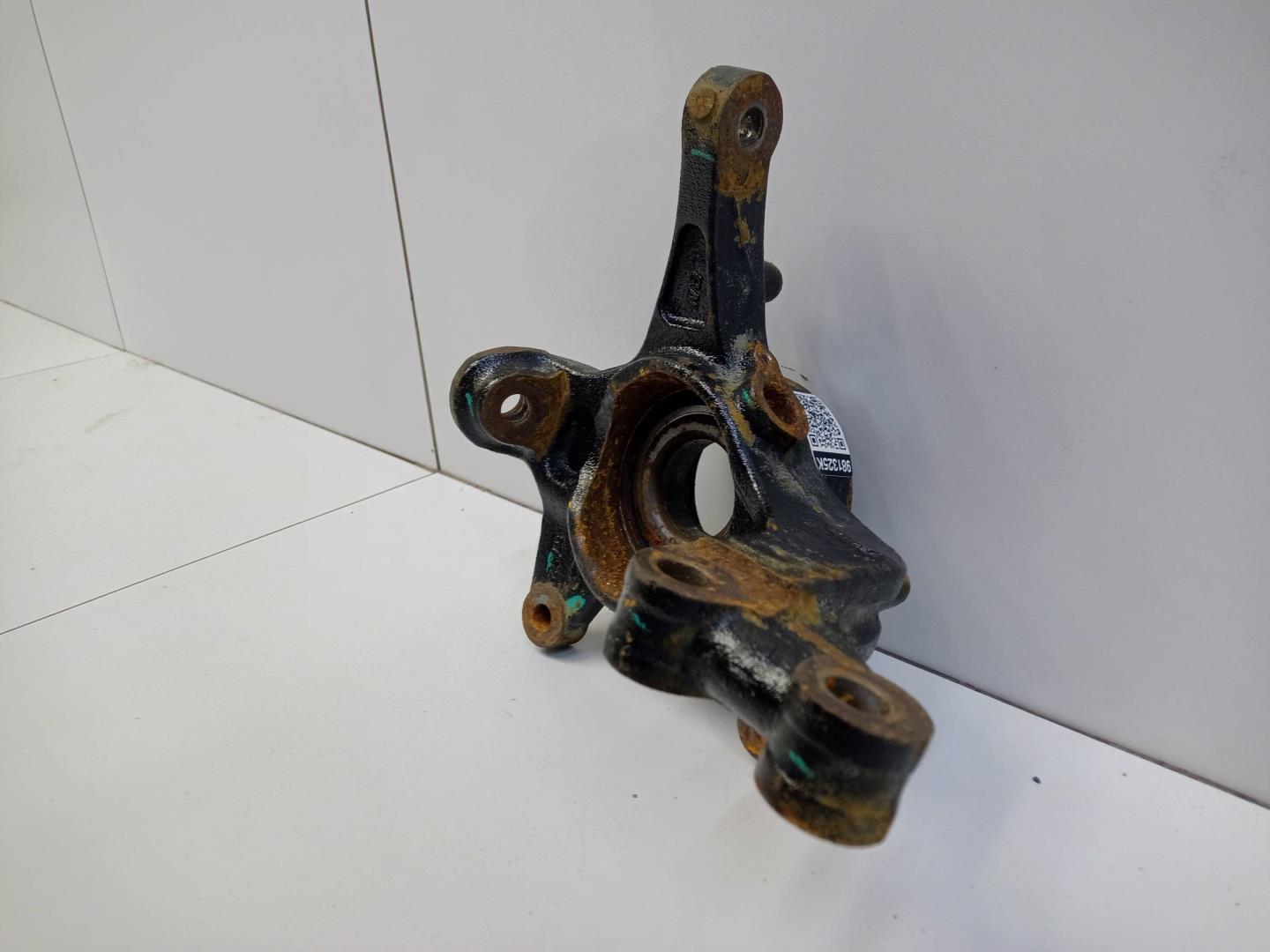 Кулак поворотный передний левый