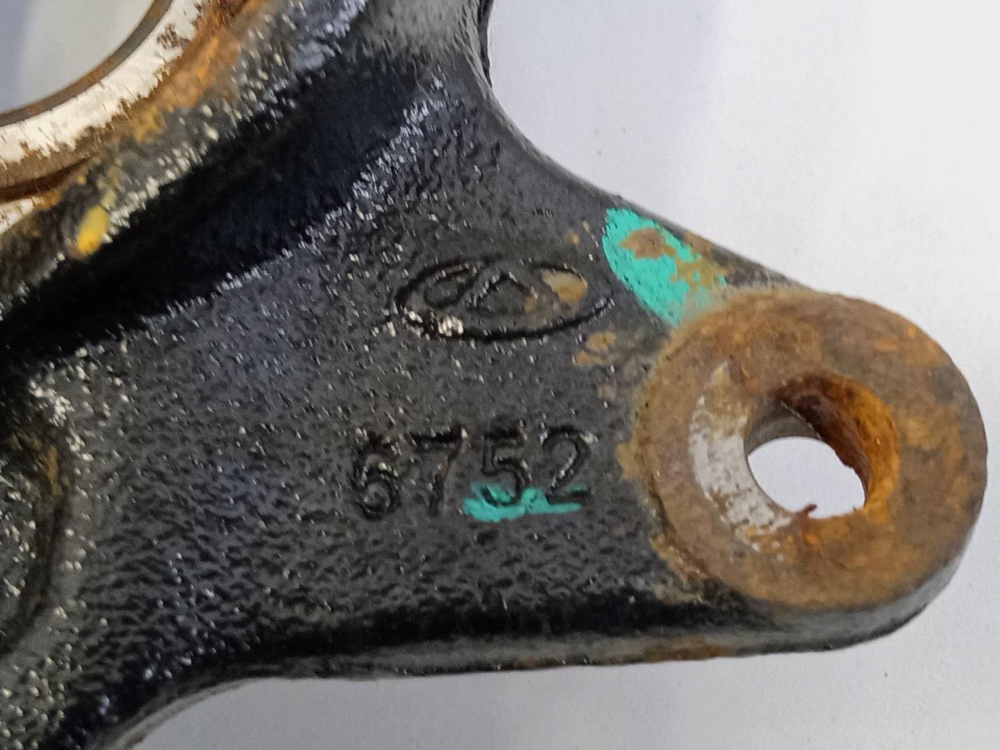 Кулак поворотный передний левый