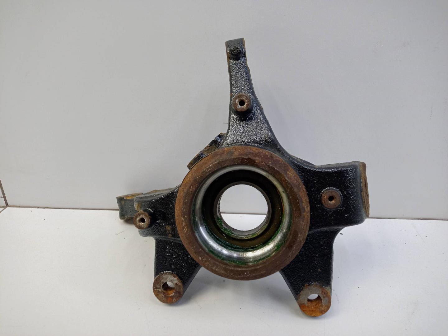 Кулак поворотный передний левый