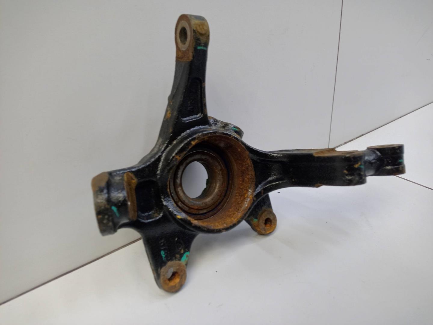 Кулак поворотный передний левый