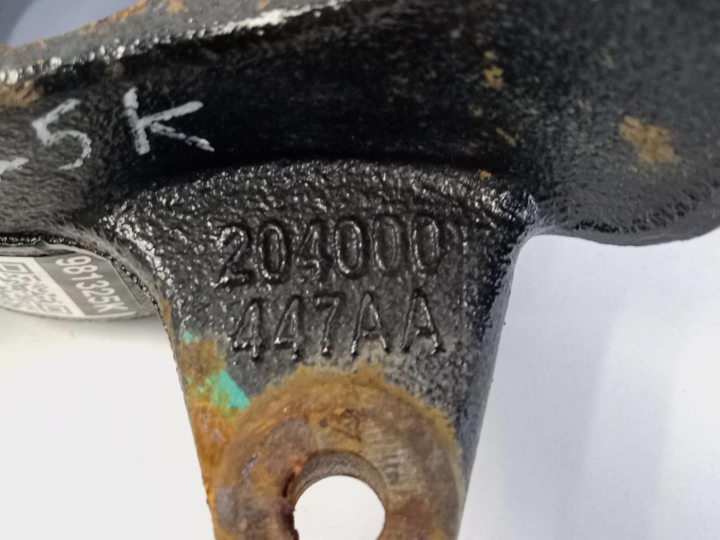 Кулак поворотный передний левый