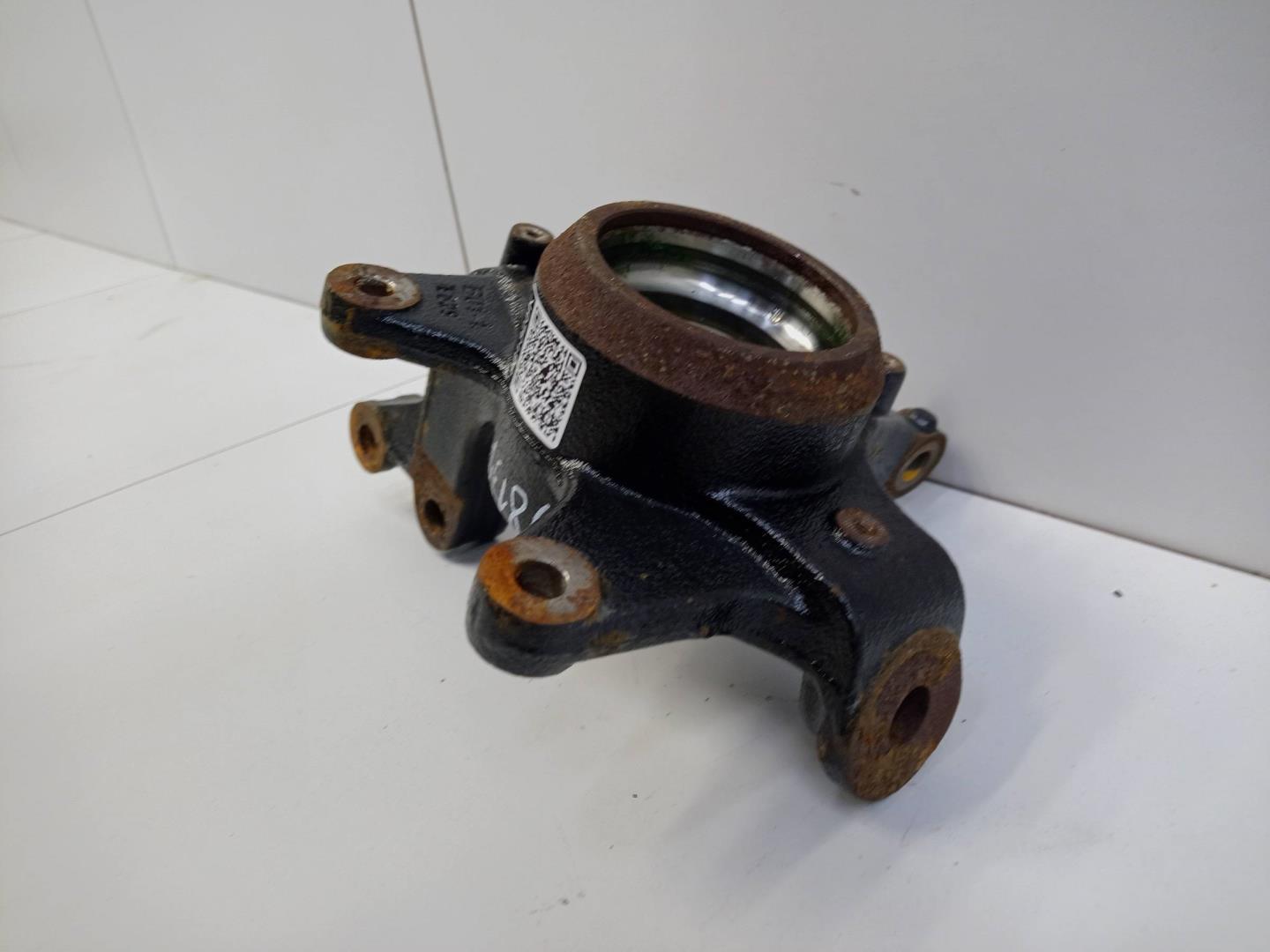 Кулак поворотный передний левый